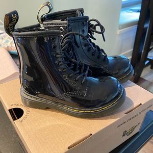 Dr. Martens 8c Black